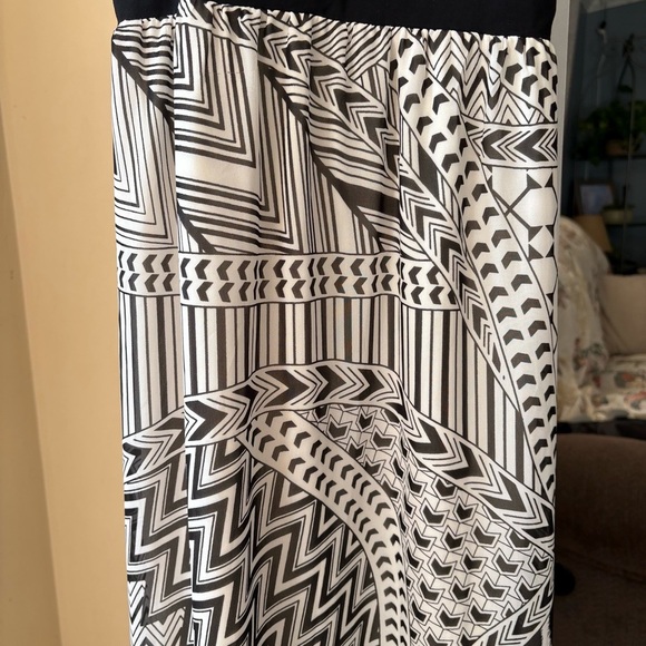 Black and White Patterned Maxi Dress - Picture 5 of 5